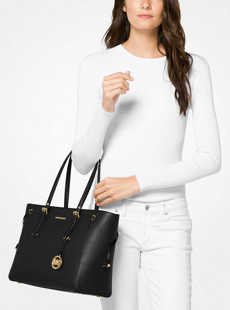 Michael Kors Voyager Medium Crossgrain Leather Black | SN-MK26883